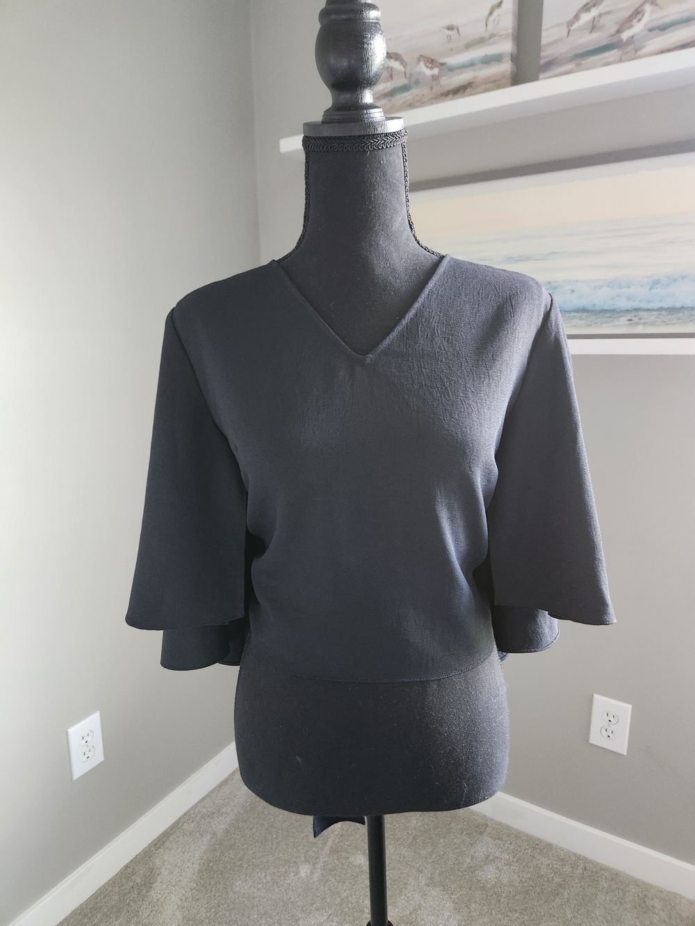 Rachel Comey Women's black v-neck split flutter sleeve top with tie back. Size 4